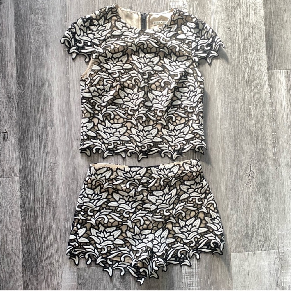 ALICE + OLIVIA Lace Pattern Lace Trim Embellishment Short Set Size: S